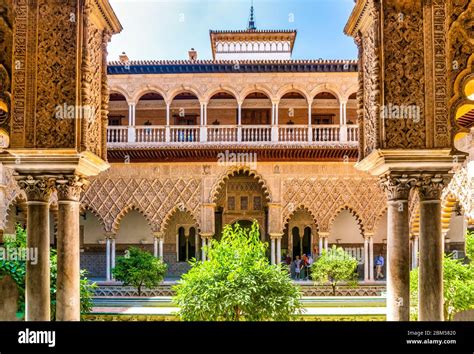 Der Alcázar von Sevilla – Ein majestätisches Meisterwerk maurischer Architektur und Geschichte!