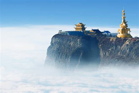 Das Jinding Shan - Ein majestätischer Berg mit atemberaubender Aussicht!