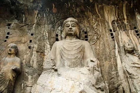  Der Longmen-Steinbogen: Ein uraltes Meisterwerk mit fantastischen Fotomotiven!