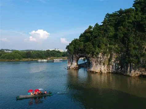 Die Elephant Trunk Hill: Ein Gigant aus Kalkstein und ein Muss für jeden Guilin-Besucher!