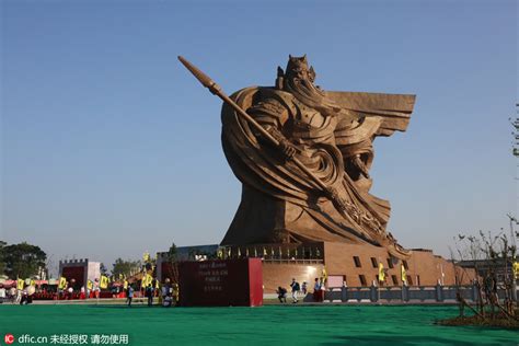 Die Jingzhou-Statue: Eine gigantische Betonkonstruktion mit historischer Bedeutung