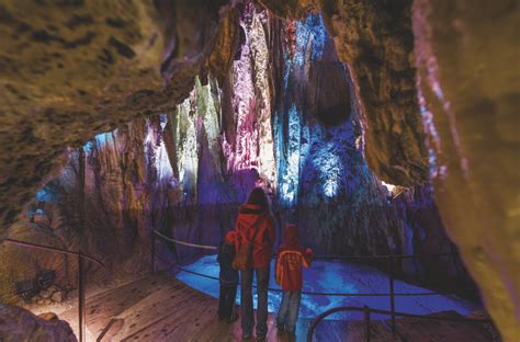 Die Wanlong-Höhle: Ein atemberaubendes Wunderwerk der Natur und spirituelles Reiseziel!